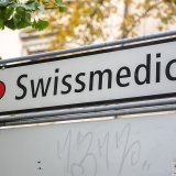 L'autorité helvétique de surveillance des produits thérapeutiques Swissmedic met en garde contre l'utilisation du médicament illégal "Lemon Bottle". Il est vendu sur internet en tant que substance réduisant les dépôts graisseux du visage et de certaines zones du corps. (Photo symbolique) KEYSTONE/PETER SCHNEIDER